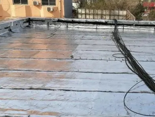 岳阳楼卫生间漏水维修公司分享下岳阳楼屋面楼顶防水刚性防水层施工要点。